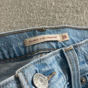 New Levi’s. Size 28. Straight leg. Never worn. Please see video/pic for details.